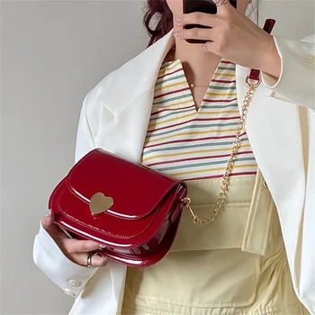 Patent Deri kadın Aşk Kalp askılı çanta Retro Kırmızı Bayanlar Küçük omuz çantaları Moda Zinciri Kadın Eyer Çantası Çanta